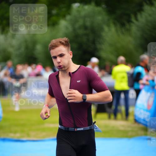 30.08.2026 - Elbe Triathlon Hamburg LAZAROV Photography http://msf.ph/oto/10055358 30.08.2026 11:02:51 Ziel 525 meine-sportfotos.de