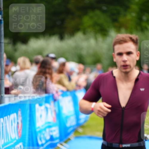 30.08.2026 - Elbe Triathlon Hamburg LAZAROV Photography http://msf.ph/oto/10055362 30.08.2026 11:02:52 Ziel 408, 525 meine-sportfotos.de
