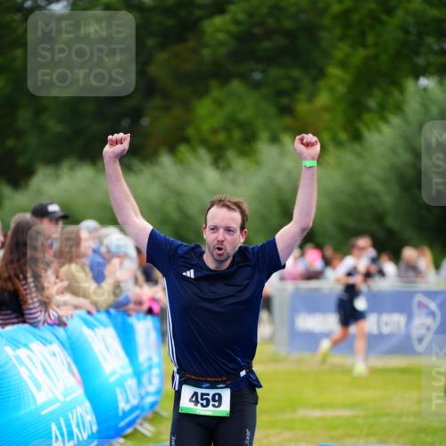 30.08.2026 - Elbe Triathlon Hamburg LAZAROV Photography http://msf.ph/oto/10055396 30.08.2026 11:03:18 Ziel 459, 563 meine-sportfotos.de