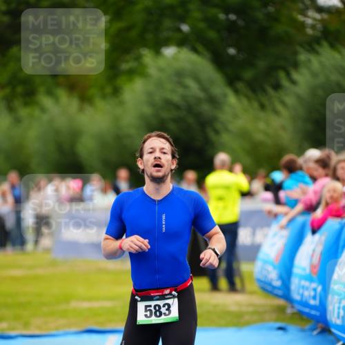 30.08.2026 - Elbe Triathlon Hamburg LAZAROV Photography http://msf.ph/oto/10055438 30.08.2026 11:03:41 Ziel 583 meine-sportfotos.de