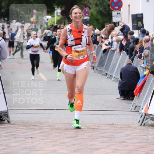 30.08.2026 - Blankeneser Heldenlauf Lena Gebhardt http://msf.ph/oto/10055481 30.08.2026 12:08:58 Ziel 2304, 2448, 2841 meine-sportfotos.de
