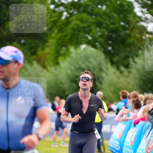 30.08.2026 - Elbe Triathlon Hamburg LAZAROV Photography http://msf.ph/oto/10055530 30.08.2026 11:04:07 Ziel 449, 642, 658, 1897 meine-sportfotos.de