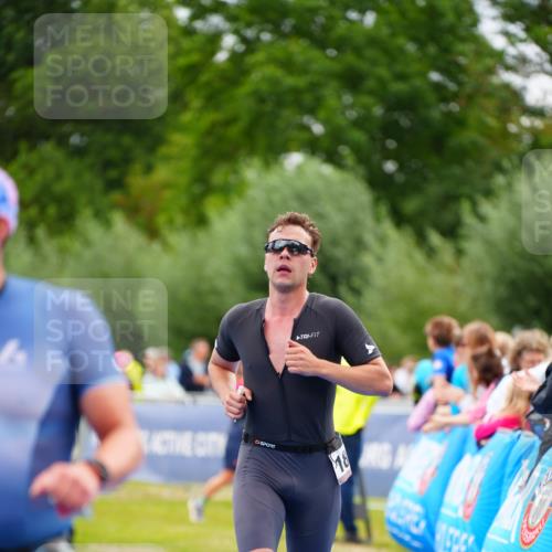 30.08.2026 - Elbe Triathlon Hamburg LAZAROV Photography http://msf.ph/oto/10055532 30.08.2026 11:04:07 Ziel 449, 642, 658, 1897 meine-sportfotos.de