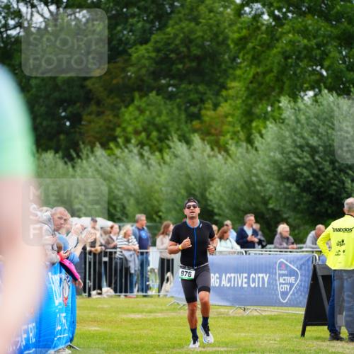 30.08.2026 - Elbe Triathlon Hamburg LAZAROV Photography http://msf.ph/oto/10055549 30.08.2026 11:04:13 Ziel 976 meine-sportfotos.de