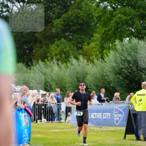 30.08.2026 - Elbe Triathlon Hamburg LAZAROV Photography http://msf.ph/oto/10055551 30.08.2026 11:04:13 Ziel 976 meine-sportfotos.de