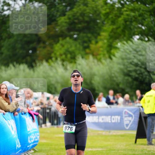 30.08.2026 - Elbe Triathlon Hamburg LAZAROV Photography http://msf.ph/oto/10055572 30.08.2026 11:04:16 Ziel 976 meine-sportfotos.de