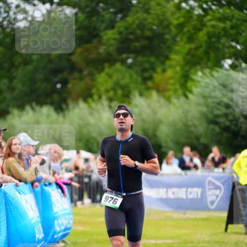 30.08.2026 - Elbe Triathlon Hamburg LAZAROV Photography http://msf.ph/oto/10055574 30.08.2026 11:04:16 Ziel 976 meine-sportfotos.de