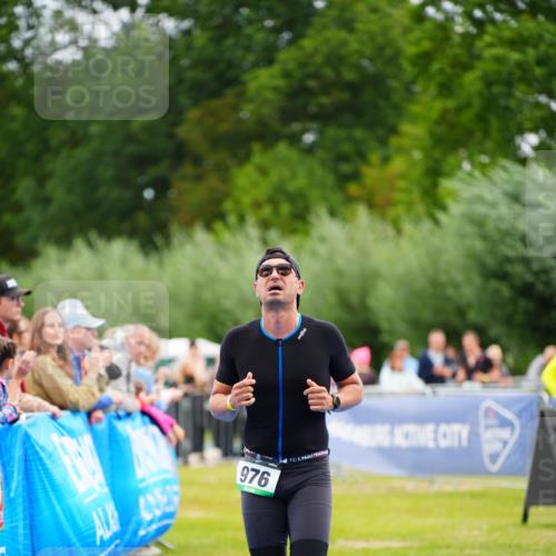 30.08.2026 - Elbe Triathlon Hamburg LAZAROV Photography http://msf.ph/oto/10055576 30.08.2026 11:04:16 Ziel 976 meine-sportfotos.de
