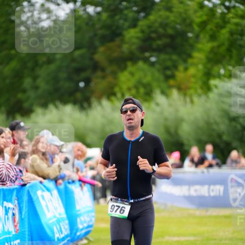 30.08.2026 - Elbe Triathlon Hamburg LAZAROV Photography http://msf.ph/oto/10055581 30.08.2026 11:04:17 Ziel 976 meine-sportfotos.de