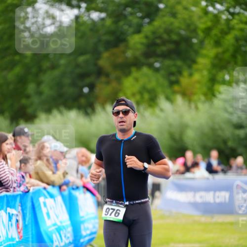 30.08.2026 - Elbe Triathlon Hamburg LAZAROV Photography http://msf.ph/oto/10055584 30.08.2026 11:04:17 Ziel 976 meine-sportfotos.de