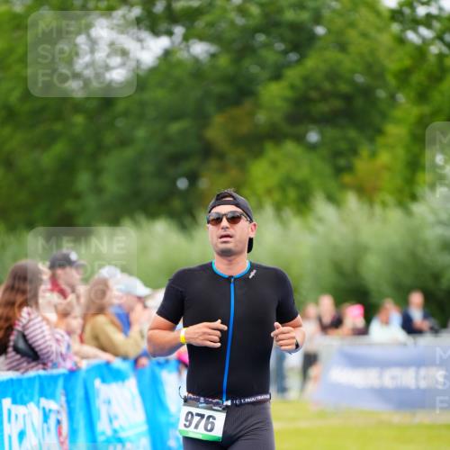 30.08.2026 - Elbe Triathlon Hamburg LAZAROV Photography http://msf.ph/oto/10055589 30.08.2026 11:04:17 Ziel 976 meine-sportfotos.de