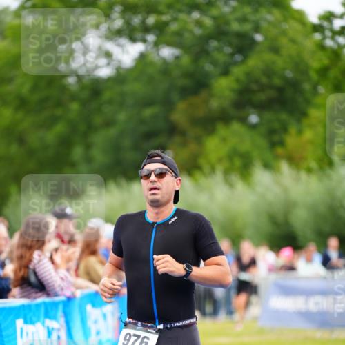 30.08.2026 - Elbe Triathlon Hamburg LAZAROV Photography http://msf.ph/oto/10055591 30.08.2026 11:04:18 Ziel 976 meine-sportfotos.de