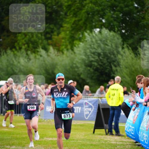 30.08.2026 - Elbe Triathlon Hamburg LAZAROV Photography http://msf.ph/oto/10055613 30.08.2026 11:04:46 Ziel 299, 673 meine-sportfotos.de