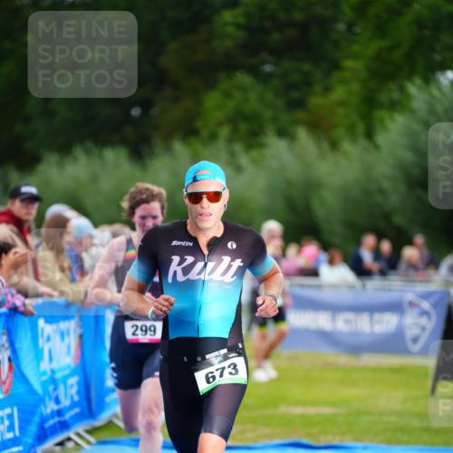 30.08.2026 - Elbe Triathlon Hamburg LAZAROV Photography http://msf.ph/oto/10055625 30.08.2026 11:04:48 Ziel 299, 673 meine-sportfotos.de