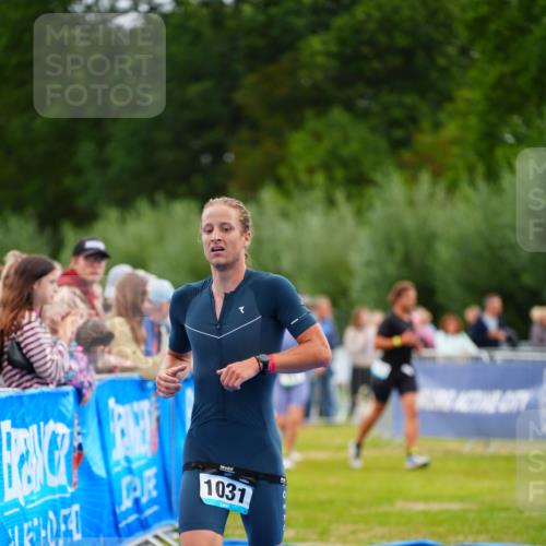 30.08.2026 - Elbe Triathlon Hamburg LAZAROV Photography http://msf.ph/oto/10055644 30.08.2026 11:05:01 Ziel 554, 1031 meine-sportfotos.de