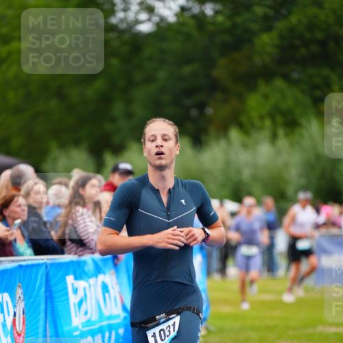 30.08.2026 - Elbe Triathlon Hamburg LAZAROV Photography http://msf.ph/oto/10055650 30.08.2026 11:05:02 Ziel 554, 1031 meine-sportfotos.de