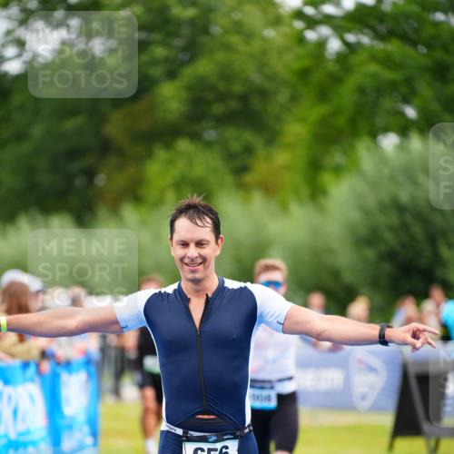 30.08.2026 - Elbe Triathlon Hamburg LAZAROV Photography http://msf.ph/oto/10055704 30.08.2026 11:05:16 Ziel 656, 698, 1008 meine-sportfotos.de