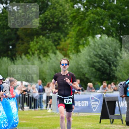 30.08.2026 - Elbe Triathlon Hamburg LAZAROV Photography http://msf.ph/oto/10055734 30.08.2026 11:05:41 Ziel 747, 756 meine-sportfotos.de