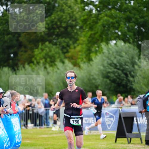 30.08.2026 - Elbe Triathlon Hamburg LAZAROV Photography http://msf.ph/oto/10055737 30.08.2026 11:05:42 Ziel 747, 756 meine-sportfotos.de