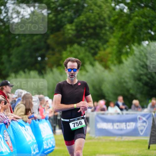 30.08.2026 - Elbe Triathlon Hamburg LAZAROV Photography http://msf.ph/oto/10055744 30.08.2026 11:05:43 Ziel 747, 756 meine-sportfotos.de