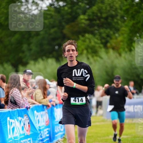 30.08.2026 - Elbe Triathlon Hamburg LAZAROV Photography http://msf.ph/oto/10055776 30.08.2026 11:05:55 Ziel 414, 431, 779 meine-sportfotos.de