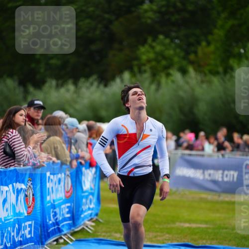 30.08.2026 - Elbe Triathlon Hamburg LAZAROV Photography http://msf.ph/oto/10055884 30.08.2026 11:06:26 Ziel 425, 482, 628 meine-sportfotos.de