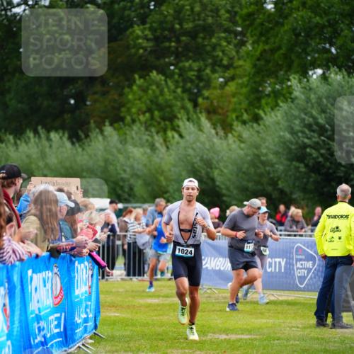 30.08.2026 - Elbe Triathlon Hamburg LAZAROV Photography http://msf.ph/oto/10055994 30.08.2026 11:07:16 Ziel 488, 1024 meine-sportfotos.de