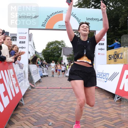 30.08.2026 - Blankeneser Heldenlauf Lena Gebhardt http://msf.ph/oto/10056067 30.08.2026 12:10:33 Ziel 2081, 2082, 2128, 2224, 4350 meine-sportfotos.de