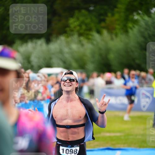 30.08.2026 - Elbe Triathlon Hamburg LAZAROV Photography http://msf.ph/oto/10056326 30.08.2026 11:09:08 Ziel 633, 1098 meine-sportfotos.de