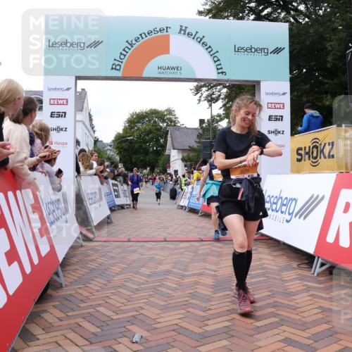 30.08.2026 - Blankeneser Heldenlauf Lena Gebhardt http://msf.ph/oto/10056406 30.08.2026 12:11:41 Ziel 2086, 2438, 2541, 2803 meine-sportfotos.de