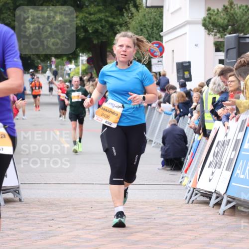 30.08.2026 - Blankeneser Heldenlauf Lena Gebhardt http://msf.ph/oto/10056418 30.08.2026 12:11:45 Ziel 2086, 2436, 2438, 2803 meine-sportfotos.de