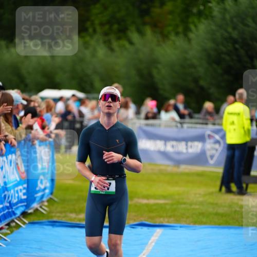 30.08.2026 - Elbe Triathlon Hamburg LAZAROV Photography http://msf.ph/oto/10056458 30.08.2026 11:10:25 Ziel 557 meine-sportfotos.de