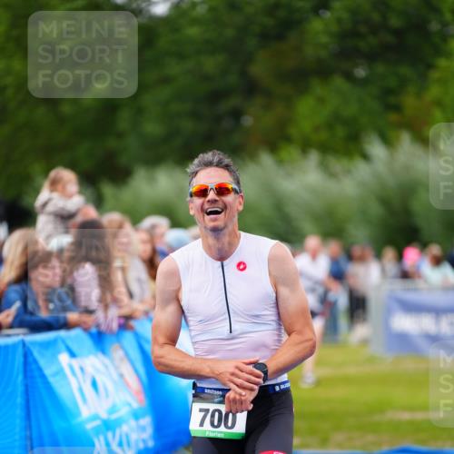 30.08.2026 - Elbe Triathlon Hamburg LAZAROV Photography http://msf.ph/oto/10056575 30.08.2026 11:11:44 Ziel 700 meine-sportfotos.de