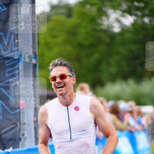 30.08.2026 - Elbe Triathlon Hamburg LAZAROV Photography http://msf.ph/oto/10056580 30.08.2026 11:11:45 Ziel 700 meine-sportfotos.de
