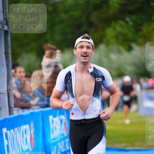 30.08.2026 - Elbe Triathlon Hamburg LAZAROV Photography http://msf.ph/oto/10056626 30.08.2026 11:12:09 Ziel 521, 769 meine-sportfotos.de