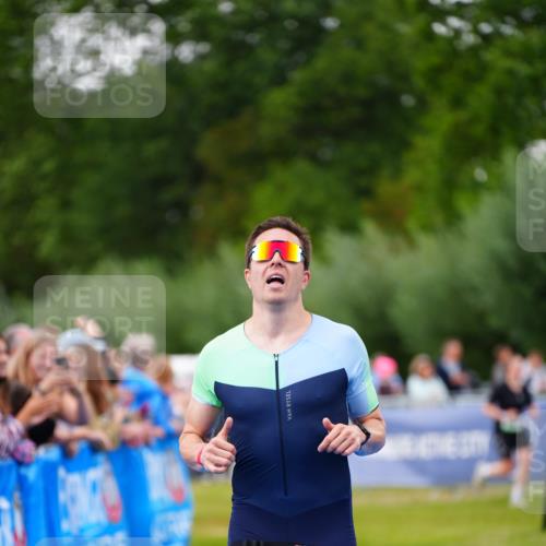 30.08.2026 - Elbe Triathlon Hamburg LAZAROV Photography http://msf.ph/oto/10056668 30.08.2026 11:12:20 Ziel 1039 meine-sportfotos.de
