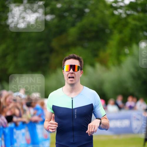 30.08.2026 - Elbe Triathlon Hamburg LAZAROV Photography http://msf.ph/oto/10056671 30.08.2026 11:12:20 Ziel 1039 meine-sportfotos.de