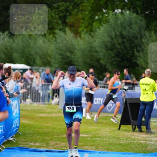 30.08.2026 - Elbe Triathlon Hamburg LAZAROV Photography http://msf.ph/oto/10056804 30.08.2026 11:13:20 Ziel 611, 750 meine-sportfotos.de