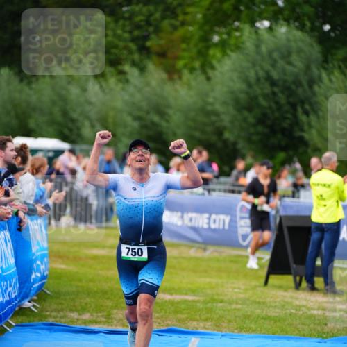 30.08.2026 - Elbe Triathlon Hamburg LAZAROV Photography http://msf.ph/oto/10056810 30.08.2026 11:13:21 Ziel 611, 750 meine-sportfotos.de