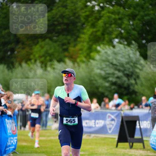30.08.2026 - Elbe Triathlon Hamburg LAZAROV Photography http://msf.ph/oto/10056922 30.08.2026 11:14:29 Ziel 413, 565, 1054, 1114 meine-sportfotos.de