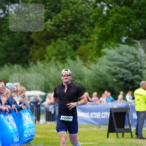 30.08.2026 - Elbe Triathlon Hamburg LAZAROV Photography http://msf.ph/oto/10057132 30.08.2026 11:16:33 Ziel 1000 meine-sportfotos.de