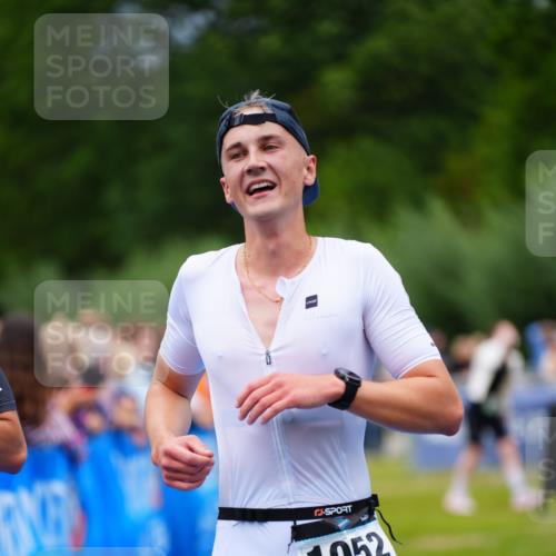 30.08.2026 - Elbe Triathlon Hamburg LAZAROV Photography http://msf.ph/oto/10057328 30.08.2026 11:18:28 Ziel 548, 577, 1048, 1052 meine-sportfotos.de