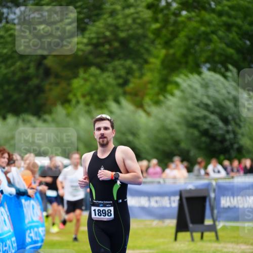 30.08.2026 - Elbe Triathlon Hamburg LAZAROV Photography http://msf.ph/oto/10057402 30.08.2026 11:19:07 Ziel 1049, 1083, 1898 meine-sportfotos.de