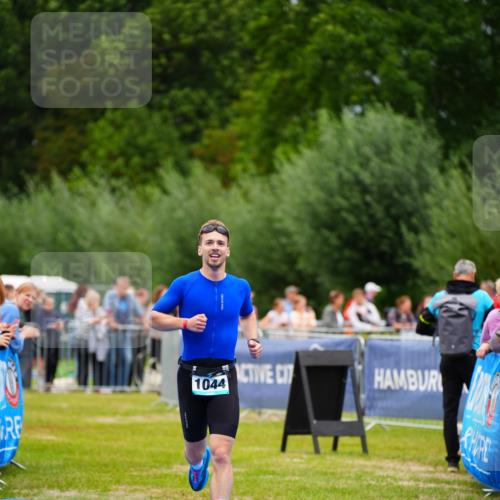 30.08.2026 - Elbe Triathlon Hamburg LAZAROV Photography http://msf.ph/oto/10057424 30.08.2026 11:19:21 Ziel 1044 meine-sportfotos.de