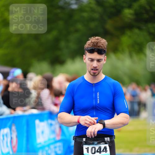 30.08.2026 - Elbe Triathlon Hamburg LAZAROV Photography http://msf.ph/oto/10057436 30.08.2026 11:19:24 Ziel 995, 1044 meine-sportfotos.de