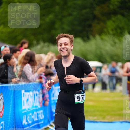 30.08.2026 - Elbe Triathlon Hamburg LAZAROV Photography http://msf.ph/oto/10057535 30.08.2026 11:20:04 Ziel 572, 725, 1071 meine-sportfotos.de