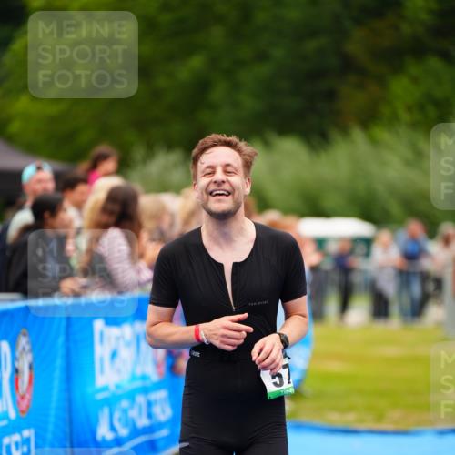 30.08.2026 - Elbe Triathlon Hamburg LAZAROV Photography http://msf.ph/oto/10057536 30.08.2026 11:20:04 Ziel 572, 725, 1071 meine-sportfotos.de