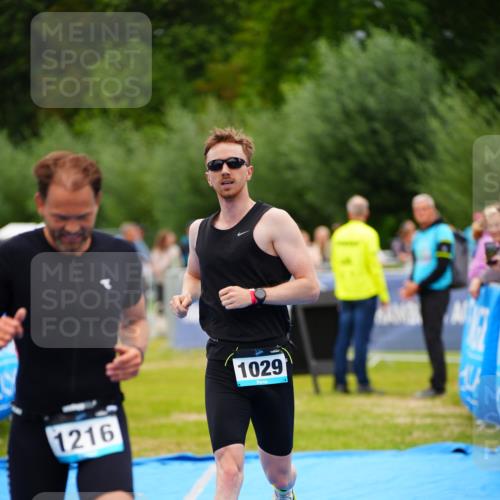 30.08.2026 - Elbe Triathlon Hamburg LAZAROV Photography http://msf.ph/oto/10057562 30.08.2026 11:20:22 Ziel 1013, 1029, 1094, 1216 meine-sportfotos.de