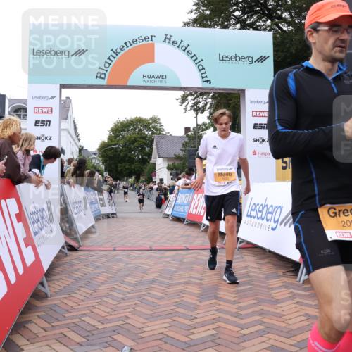 30.08.2026 - Blankeneser Heldenlauf Lena Gebhardt http://msf.ph/oto/10057627 30.08.2026 12:18:16 Ziel 2094, 2095, 2231, 4211, 4385 meine-sportfotos.de