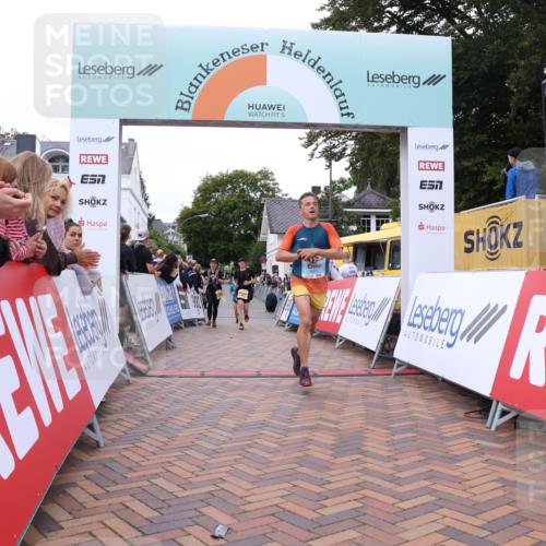 30.08.2026 - Blankeneser Heldenlauf Lena Gebhardt http://msf.ph/oto/10057742 30.08.2026 12:19:01 Ziel 2216, 2217, 4271 meine-sportfotos.de
